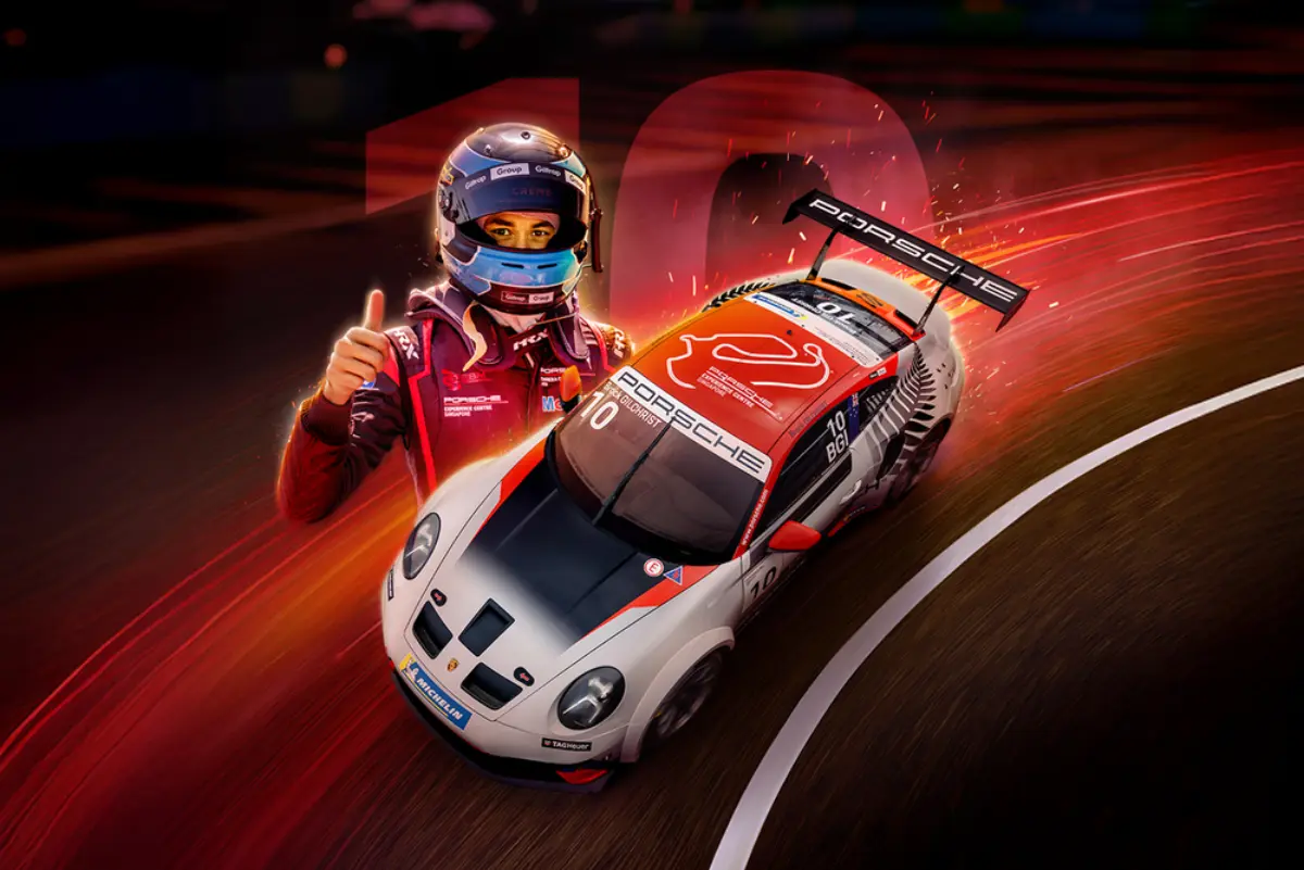 บนรถแข่ง Porsche Carrera Cup Asia 2025 ของ บร็อค กิลคริสต์ (Brock Gilchrist) ในโอกาสครบรอบหนึ่งปีของการประกาศโครงการ Porsche Experience Centre (PEC) Singapore ซึ่งได้รับความสนใจอย่างมาก...