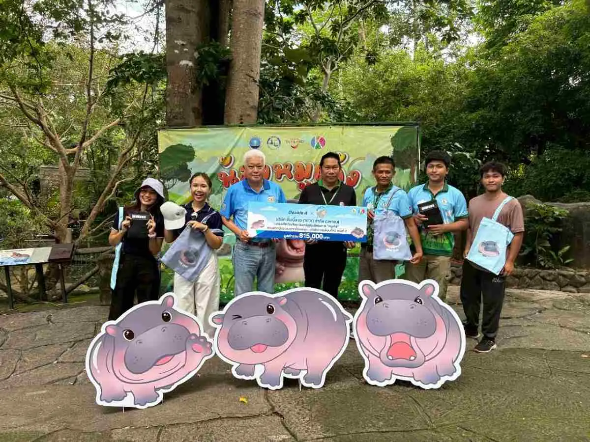 นายชาญวิทย์ จารุสมบัติ รองกรรมการผู้จัดการใหญ่ ดั๊บเบิ้ล เอ เป็นตัวแทนเข้ามอบผลิตภัณฑ์ Double A X MOO DENG และเงินสนับสนุน มูลค่ารวมทั้งสิ้น 815,000 บาท ให้กับสวนสัตว์เปิดเขาเขียว และองค์การสวนสัตว์...