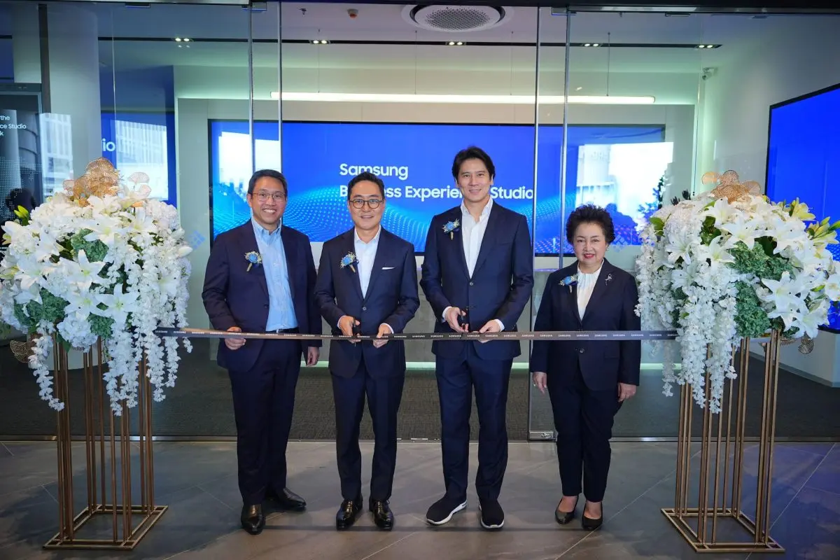 นายสิทธิโชค นพชินบุตร ประธานองค์กรธุรกิจโมบายล์ เอ็กซ์พีเรียนซ์ บริษัท ไทยซัมซุง อิเลคโทรนิคส์ จำกัด นายเซยุน คิม ประธานบริษัท ไทยซัมซุง อิเลคโทรนิคส์ จำกัด นายวิชัย กุลสมภพ ประธานกรรมการบริหาร...