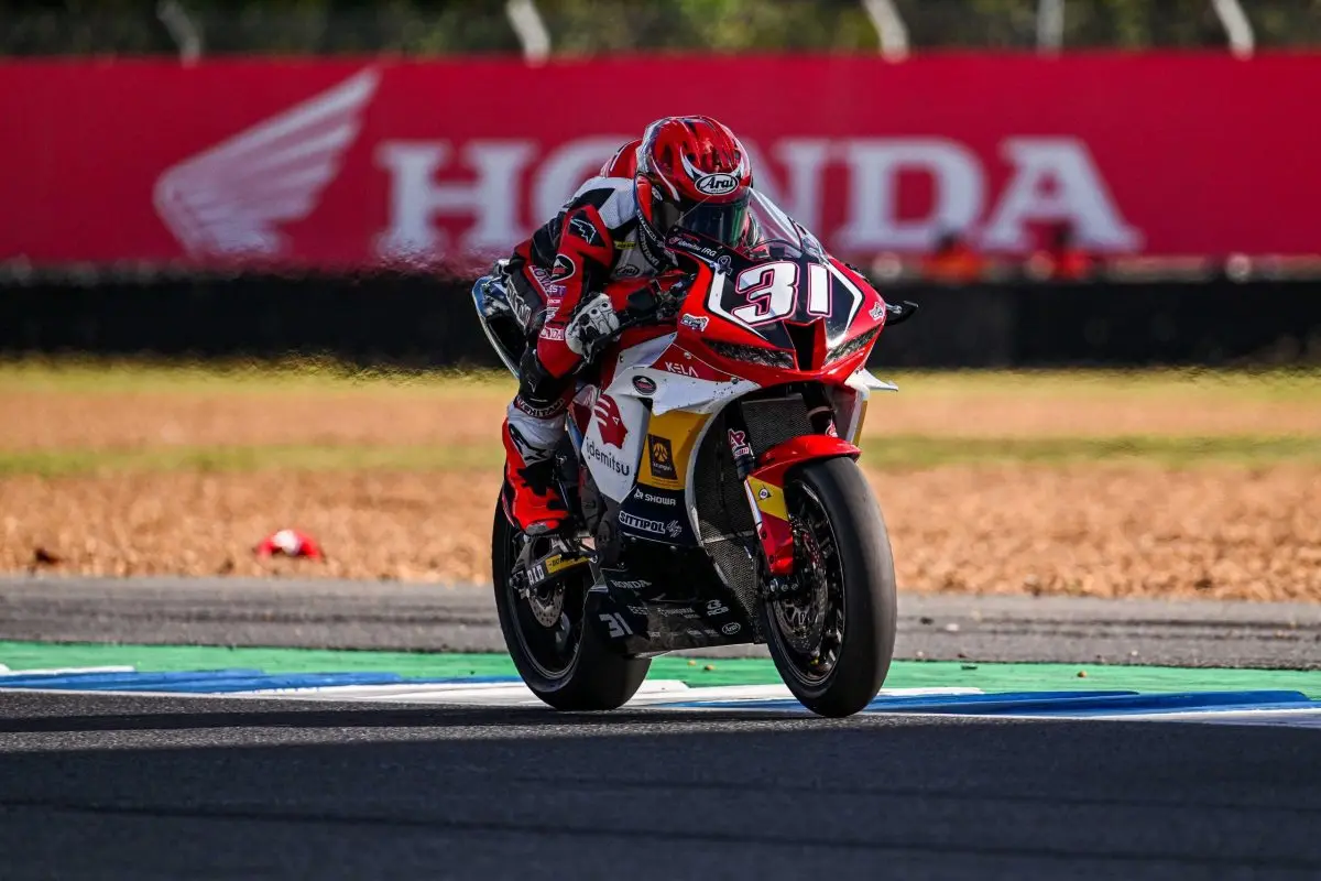 The Next Successor ปล่อยของแบบจัดหนัก! “ฮอนด้า เรซซิ่ง ไทยแลนด์” รุ่น ซูเปอร์สปอร์ต 600 ซีซี (SS600) ควบ Honda CBR600RR นำทีมโดย “มิกซ์” ธนัช ละอองปลิว หมายเลข 31 พาธงชาติไทยโบกสะบัด กดคันเร่ง...