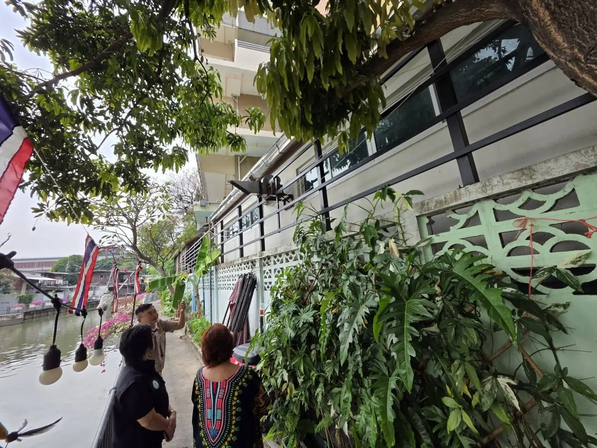 นางวรัญญา ลีลาบูรณพงศ์ ผู้อำนวยการเขตดุสิต กทม. กล่าวว่า สำนักงานเขตฯ ร่วมกับการไฟฟ้านครหลวง (กฟน.) โรงเรียน และชุมชน ลงพื้นที่บริเวณโรงเรียนวัดสวัสดิ์วารีสีมาราม เพื่อตรวจสอบความเรียบร้อย...