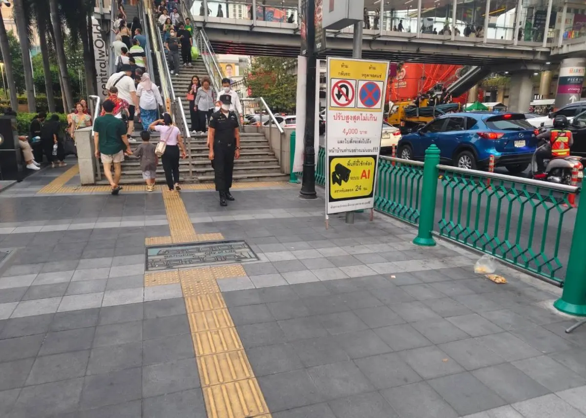 นายนรเทพ ชูพูล ผู้อำนวยการเขตปทุมวัน กทม. กล่าวว่า สำนักงานเขตฯ ได้จัดเจ้าหน้าที่เทศกิจลงพื้นที่กวดขันดูแลความเป็นระเบียบเรียบร้อยบริเวณหน้าศูนย์การค้าเซ็นทรัลเวิลด์ ห้ามหาบเร่แผงลอยจำหน่ายสินค้า...