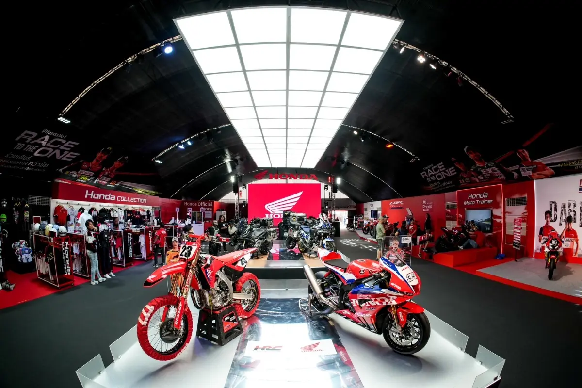 “ไทยฮอนด้า” ผู้นำอันดับหนึ่งวงการมอเตอร์สปอร์ตไทย เชิญชวนแฟนมอเตอร์สปอร์ตผู้รักความเร็วร่วมเปิดประสบการณ์ระดับโลกกับ “Honda Exhibition Hall” ภายใต้คอนเซปต์ “Race to The One” พร้อมกิจกรรมจัด...