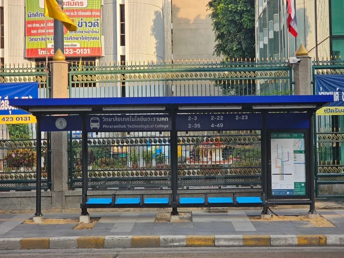 นายสิทธิพร สมคิดสรรพ์ ผู้อำนวยการสำนักการจราจรและขนส่ง (สจส.) กทม. กล่าวกรณีสื่อสังคมออนไลน์มีข้อสังเกตเกี่ยวกับโครงการศาลาที่พักผู้โดยสารรูปแบบใหม่ของ กทม. ในประเด็นความเหมาะสมของรูป...