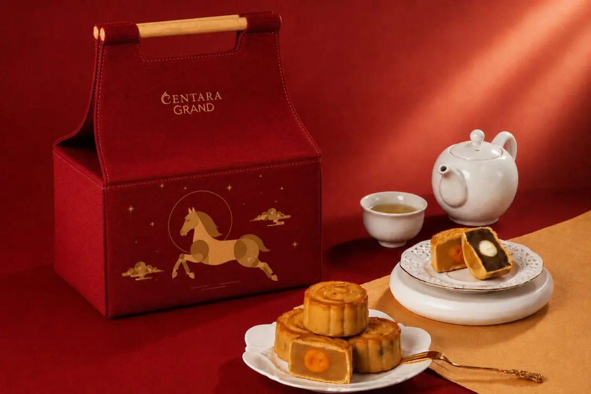 Handcrafted mooncakes, timeless flavours and an elegant reusable gift bag crafted from recycled materials come together in this elegant celebration of the Mid-Autumn Festival. This Mid...