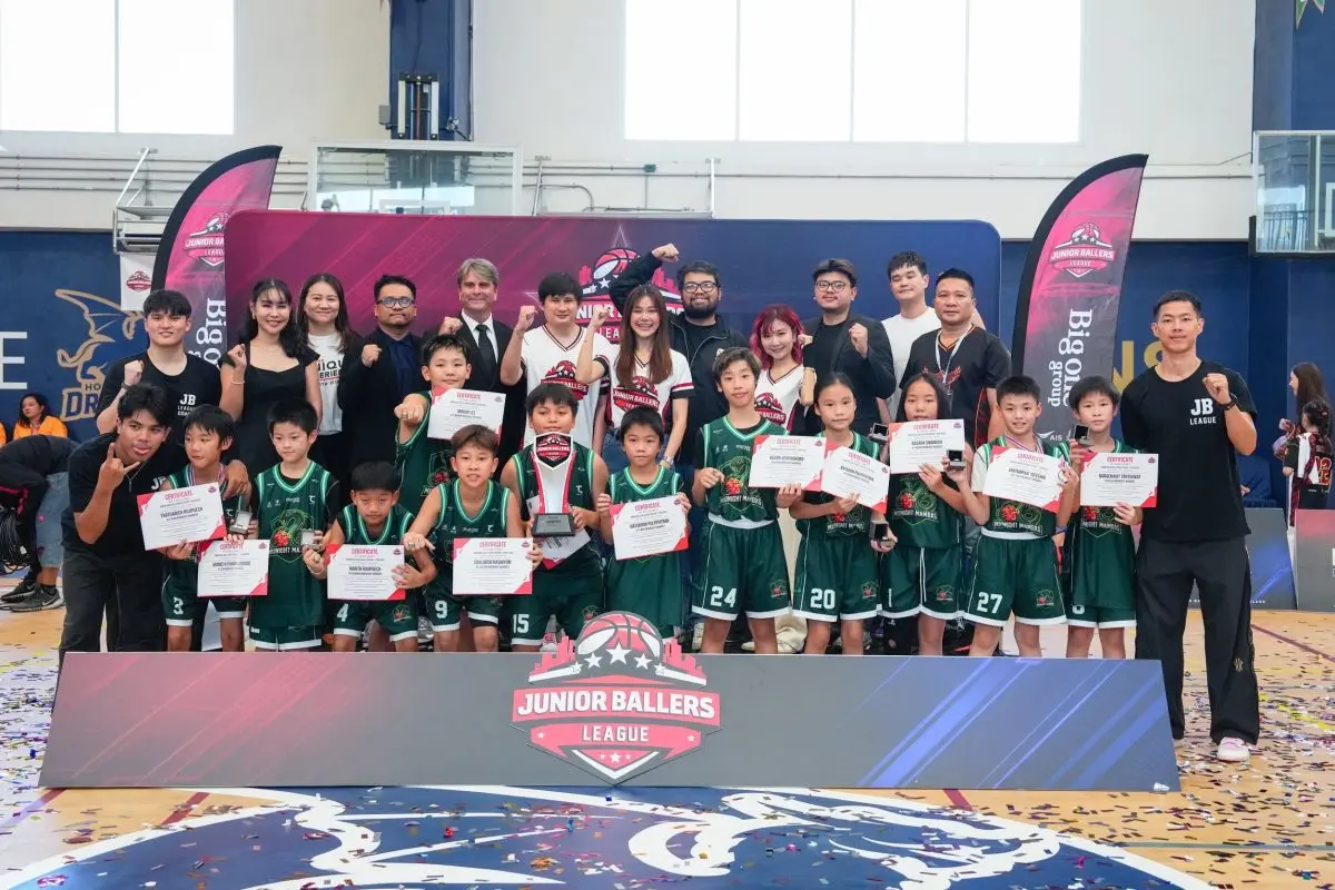 นางสาวอัญชลี ศรีพิทักษ์ ผู้จัดการกลุ่มงานบริหารตราสินค้า ประชาสัมพันธ์ และลูกค้าสัมพันธ์ บริษัท ไทยยามาฮ่ามอเตอร์ จำกัด มอบรถจักรยานยนต์ YAMAHA FAZZIO Hybrid Lite มูลค่า 49,900 บาท ให้แก่ ด.ช.เฌ ...